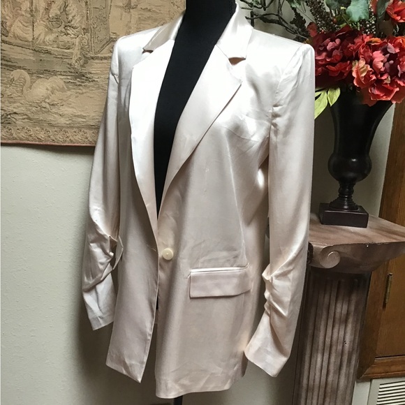 Zara beautiful blazer in a very soft cream color NWT, 1 button closure, small - Picture 2 of 11